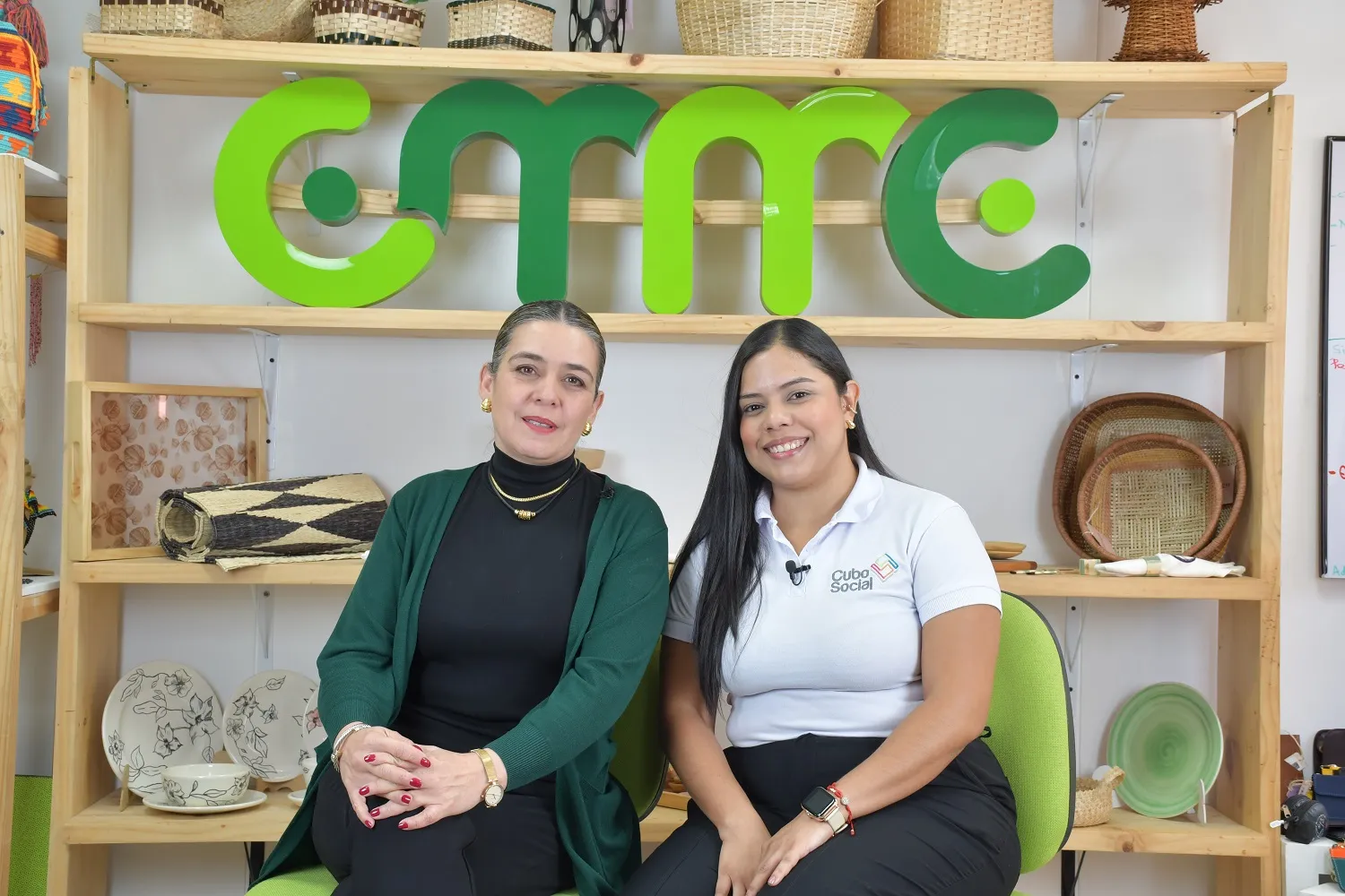 Dos integrantes de una organización acompañada por Cubo Social, en su espacio de trabajo.