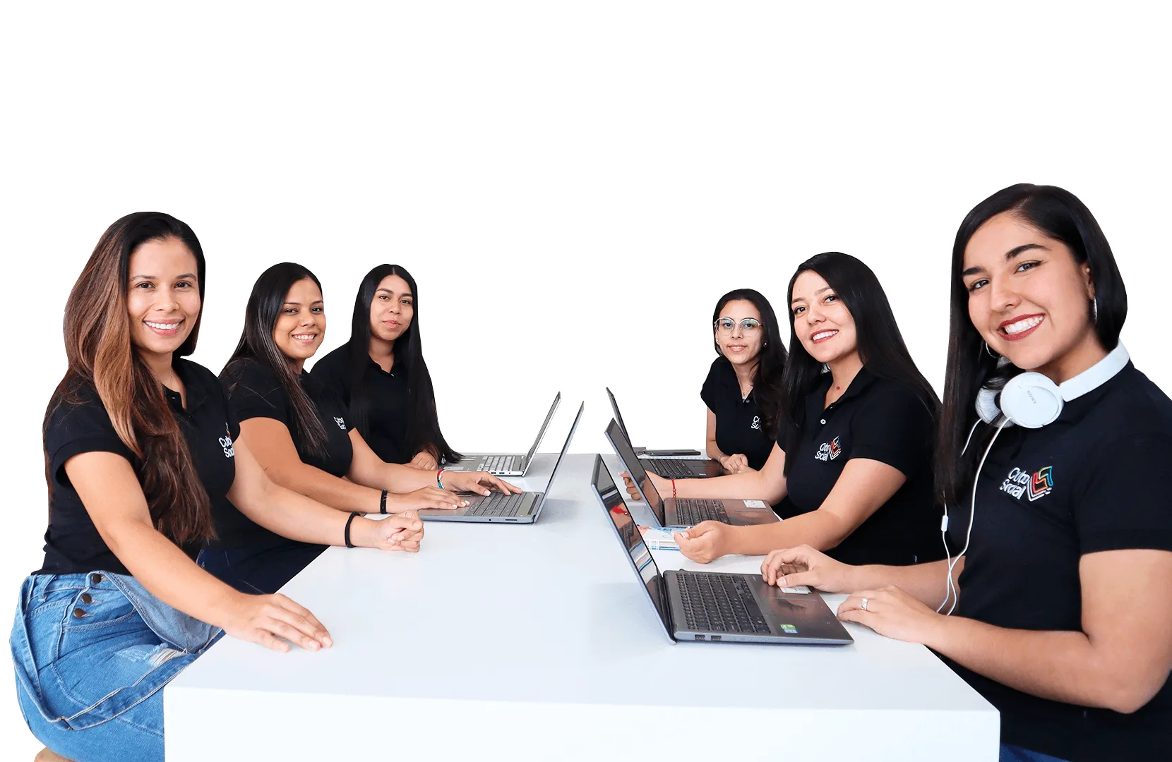 El equipo de Cubo Social reunido alrededor de una mesa de trabajo con computadores, durante una sesión de análisis.
