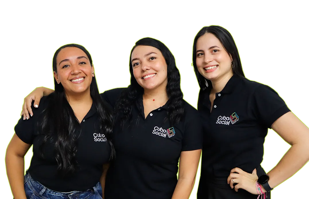 Tres integrantes del equipo de Cubo Social sonriendo, con el brazo flexionado en señal de fuerza.