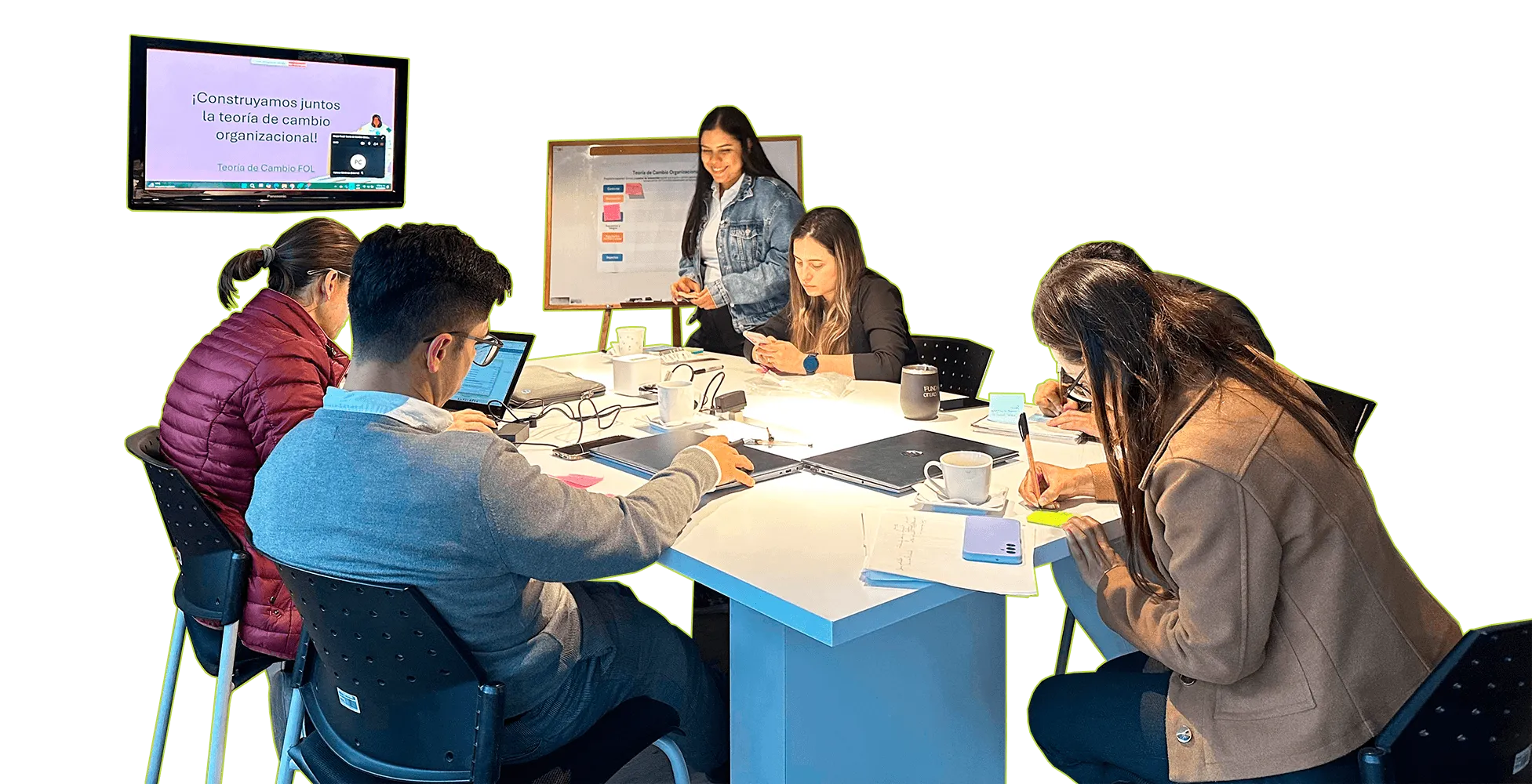 Equipo de Cubo Social facilitando un taller de medición de impacto con participantes de una organización social.